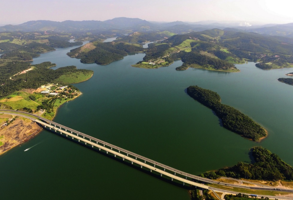 Represa e morros verdes na região do Sistema Cantareira, que abriga mananciais que atendem parte da Grande São Paulo