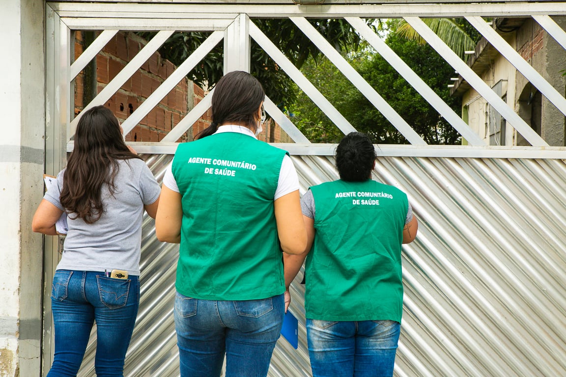 Agentes comunitários de saúde em ação durante visita domiciliar