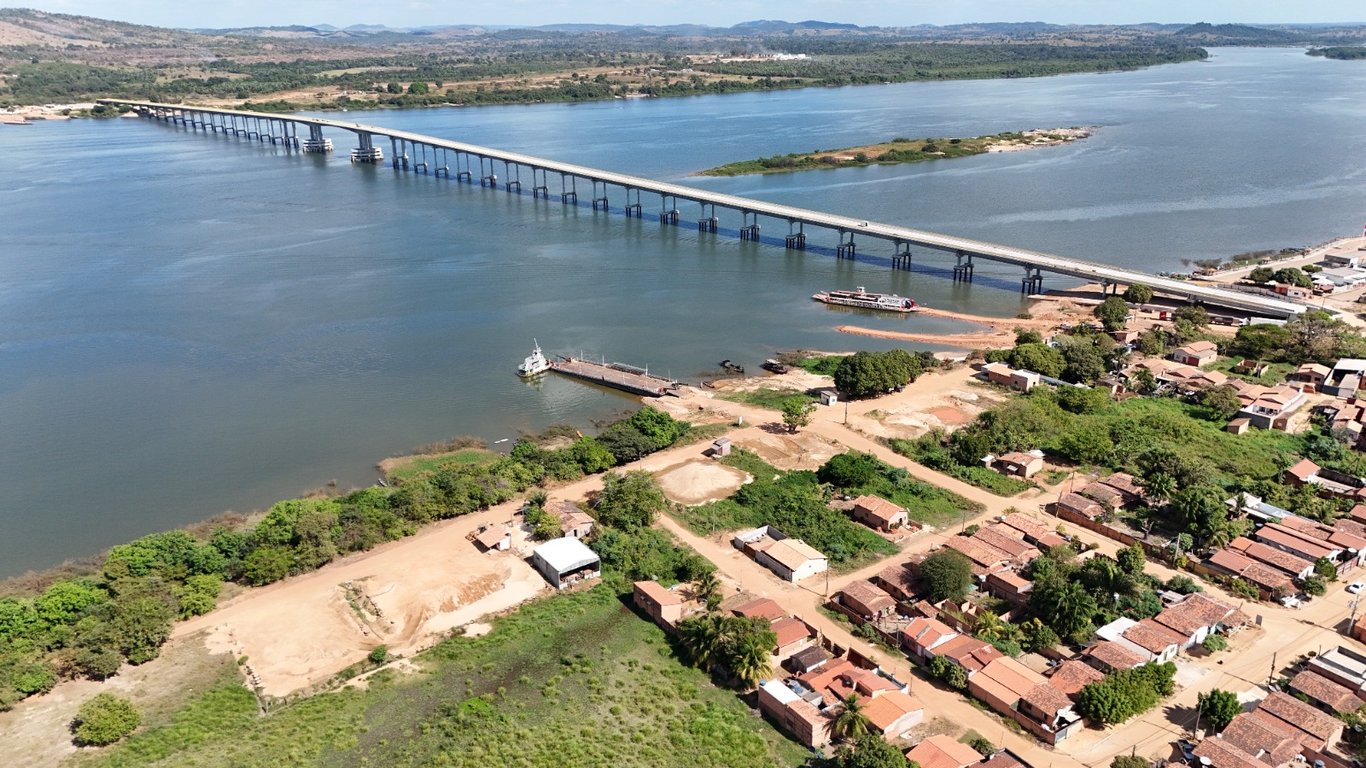 Vista aérea de Couto Magalhães TO com o rio Araguaia ao fundo