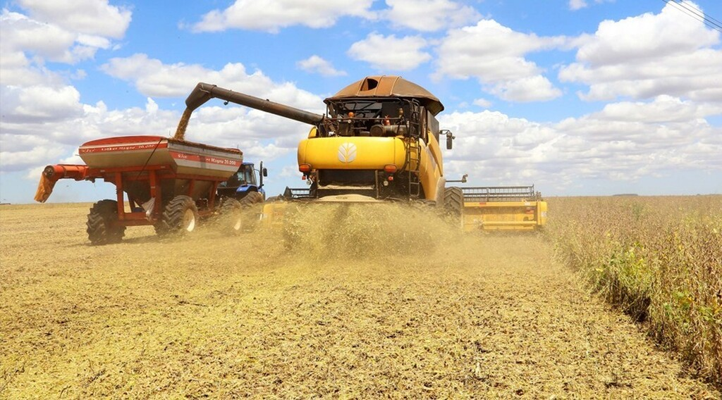 Trator trabalhando em lavoura no amanhecer de MS