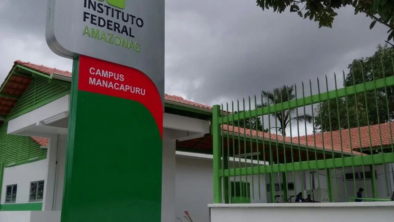 Fachada do campus do IFAM na Amazônia, com prédio institucional e vegetação
