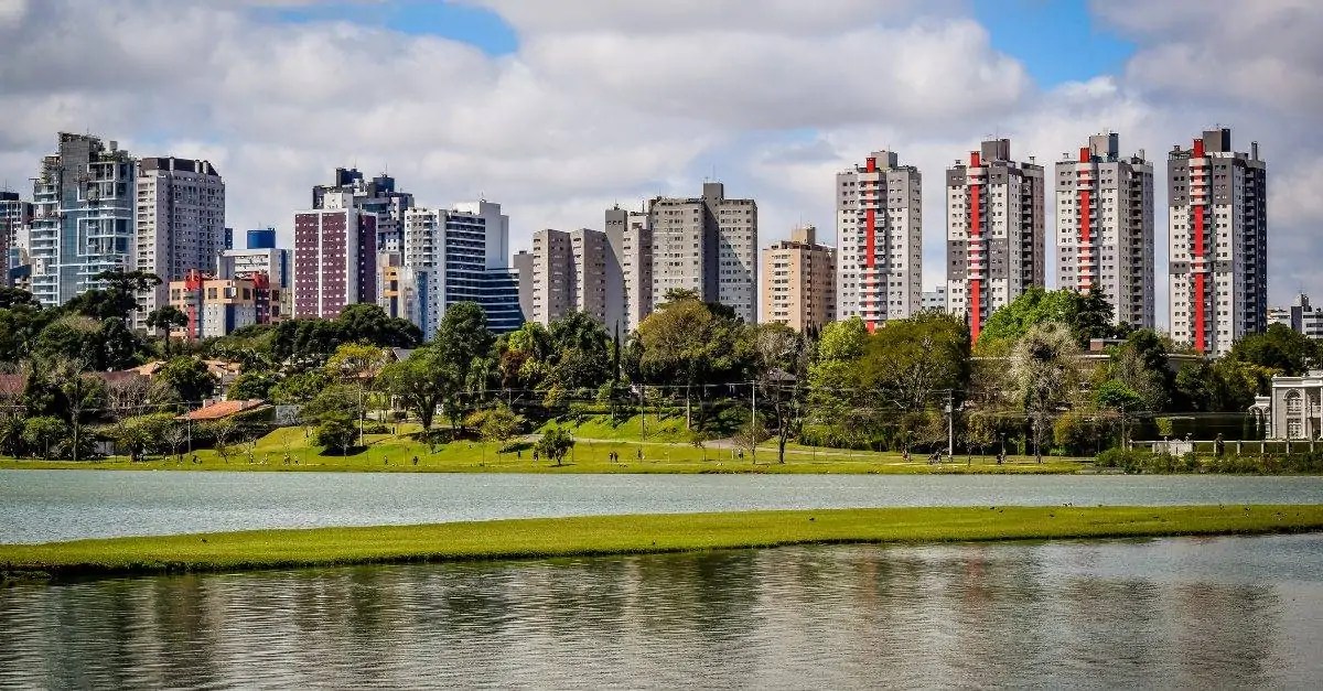 Vista urbana de Curitiba com o Jardim Botânico ao fundo