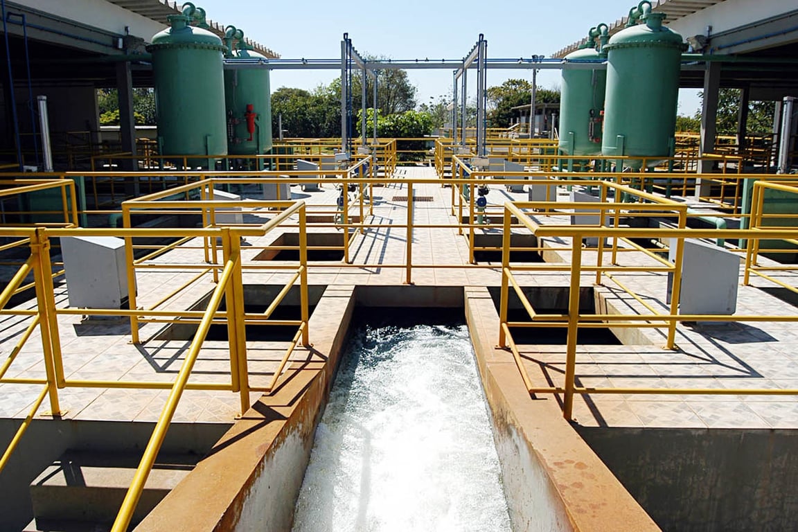 Infraestrutura típica de estação de tratamento de água/esgoto com tanques e passarelas