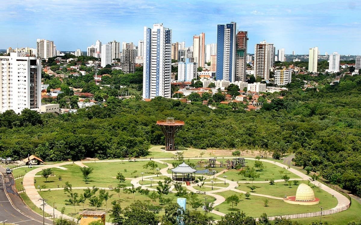 Skyline de Cuiabá ao pôr do sol, prédios e áreas verdes em destaque