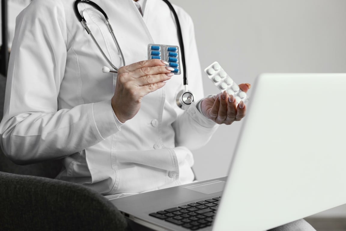 Profissional em ambiente de suprimentos hospitalares com laptop e medicamentos