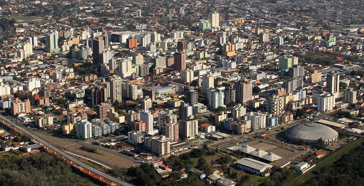 Vista aérea de São Leopoldo RS, com skyline urbano ao entardecer