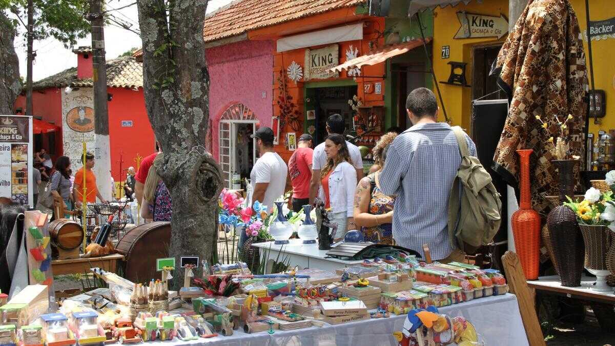 Feira de artesanato e casarões históricos em Embu das Artes