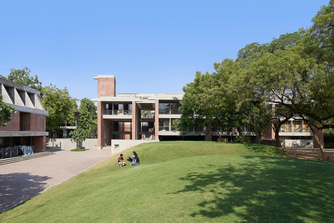 Imagem ilustrativa de campus universitário moderno