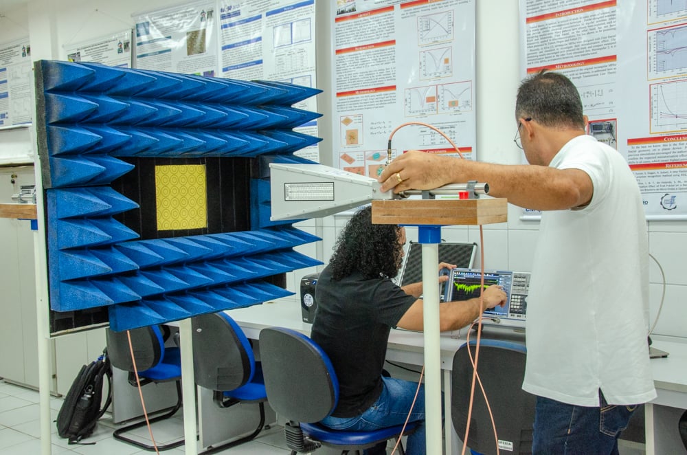 Laboratório de elétrica/eletrônica com bancadas e instrumentos de medição
