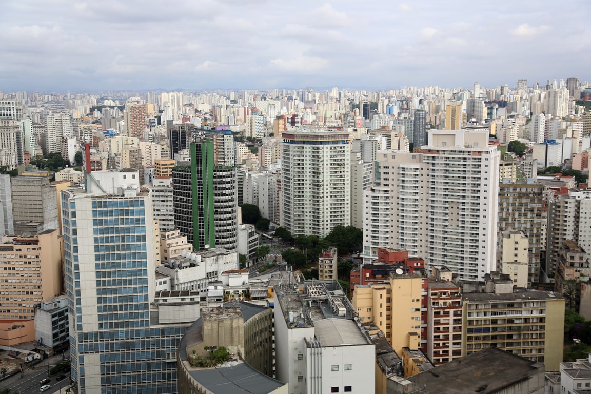 Vista urbana do interior paulista que remete à região de Tabapuã (SP)