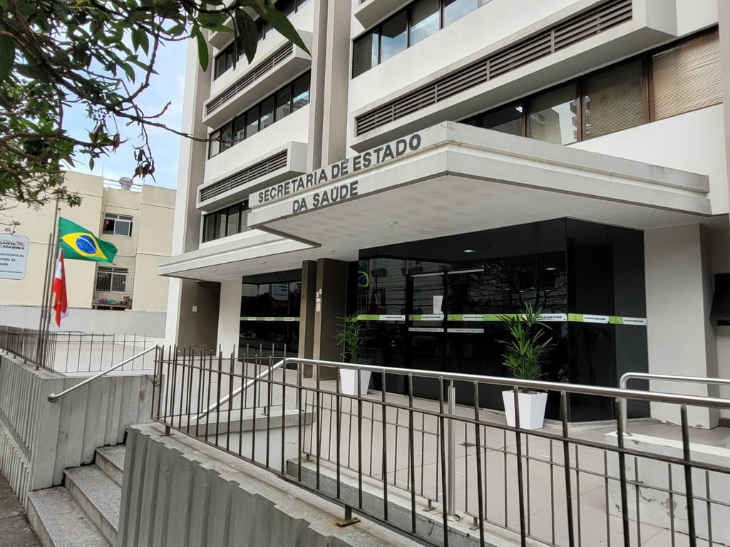 É uma imagem do post com o título Processo seletivo FAHECE HEMOSC Florianópolis SC abre 1 vaga para auxiliar de higienização