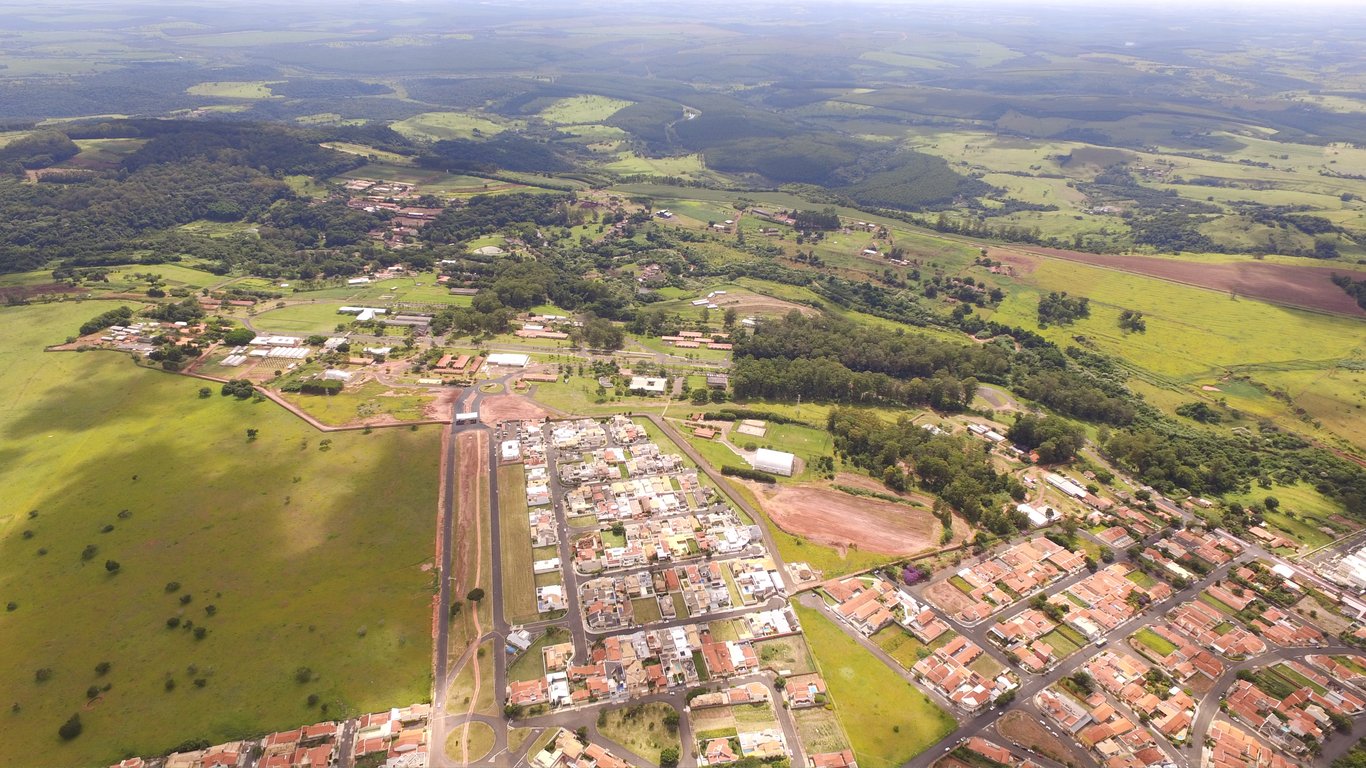 Vista da Fazenda Experimental Lageado, área vinculada à FCA/Unesp, com vegetação e edificações ao fundo