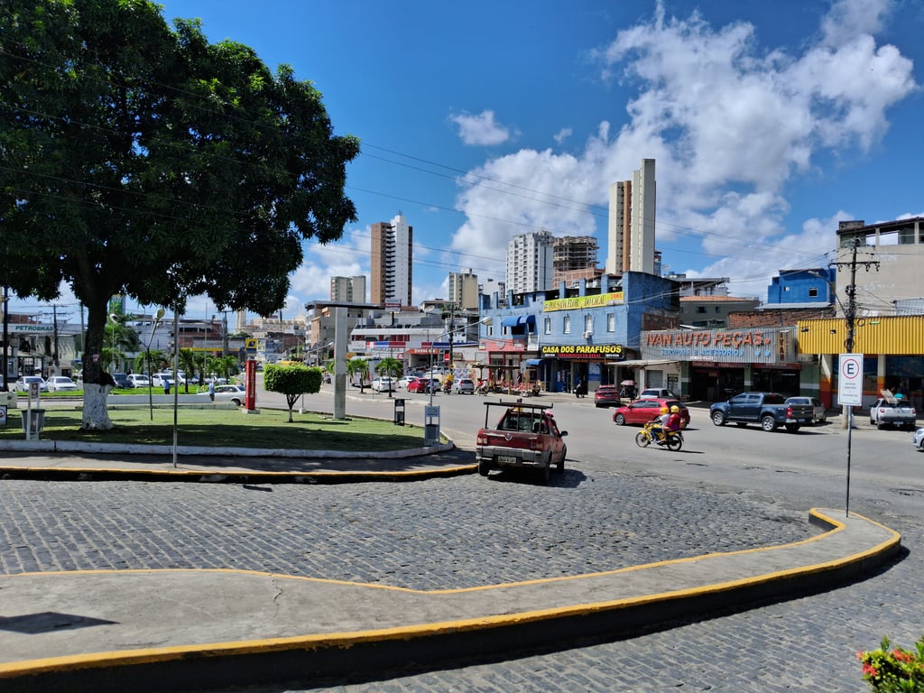 Paisagem urbana de cidade pequena no interior do Piauí, ruas, comércio e céu azul