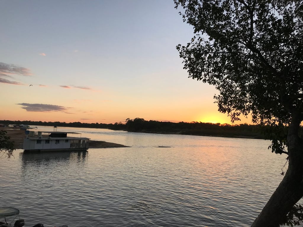 Paisagem urbana no interior de Goiás, às margens de rio ao entardecer