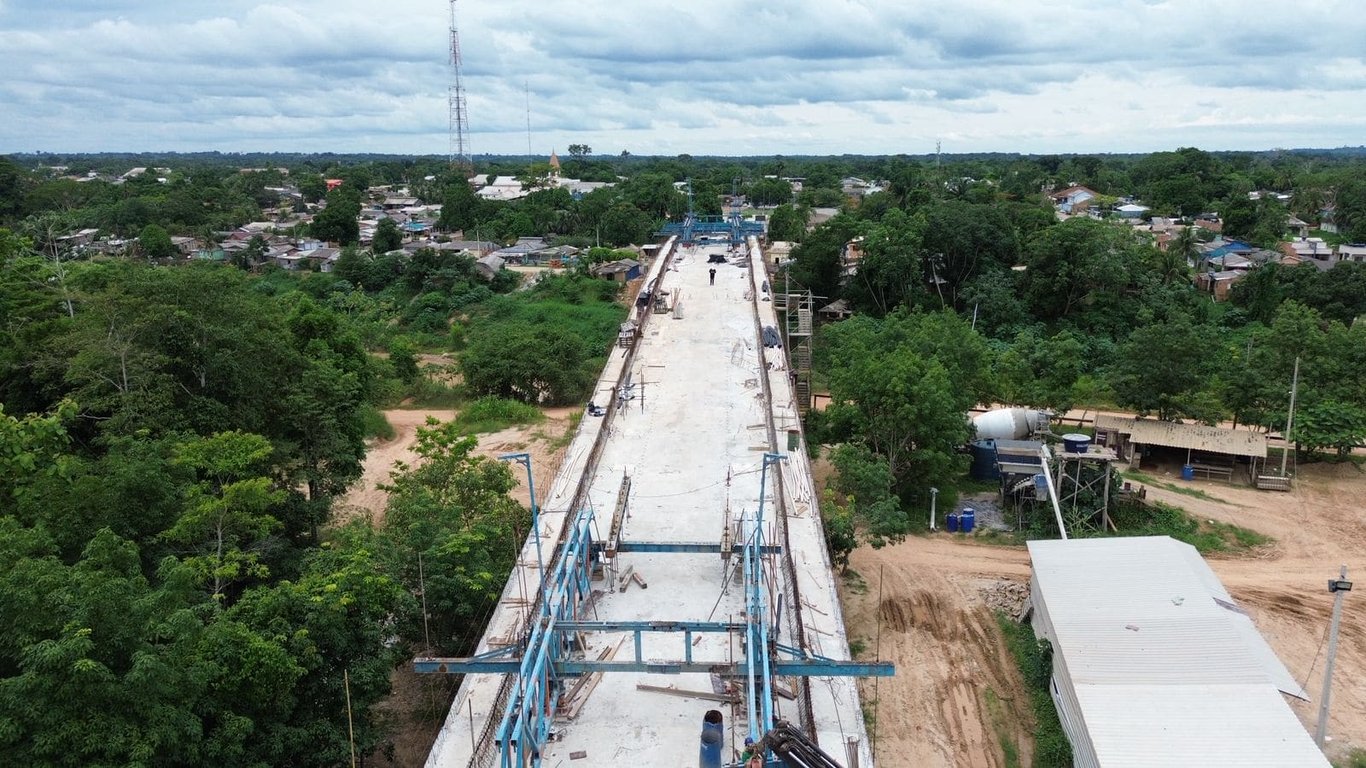 Vista urbana de Xapuri AC, com ponte e vegetação às margens do rio