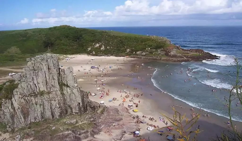 Vista aérea de Torres RS, com a orla e os morros do Parque da Guarita ao fundo