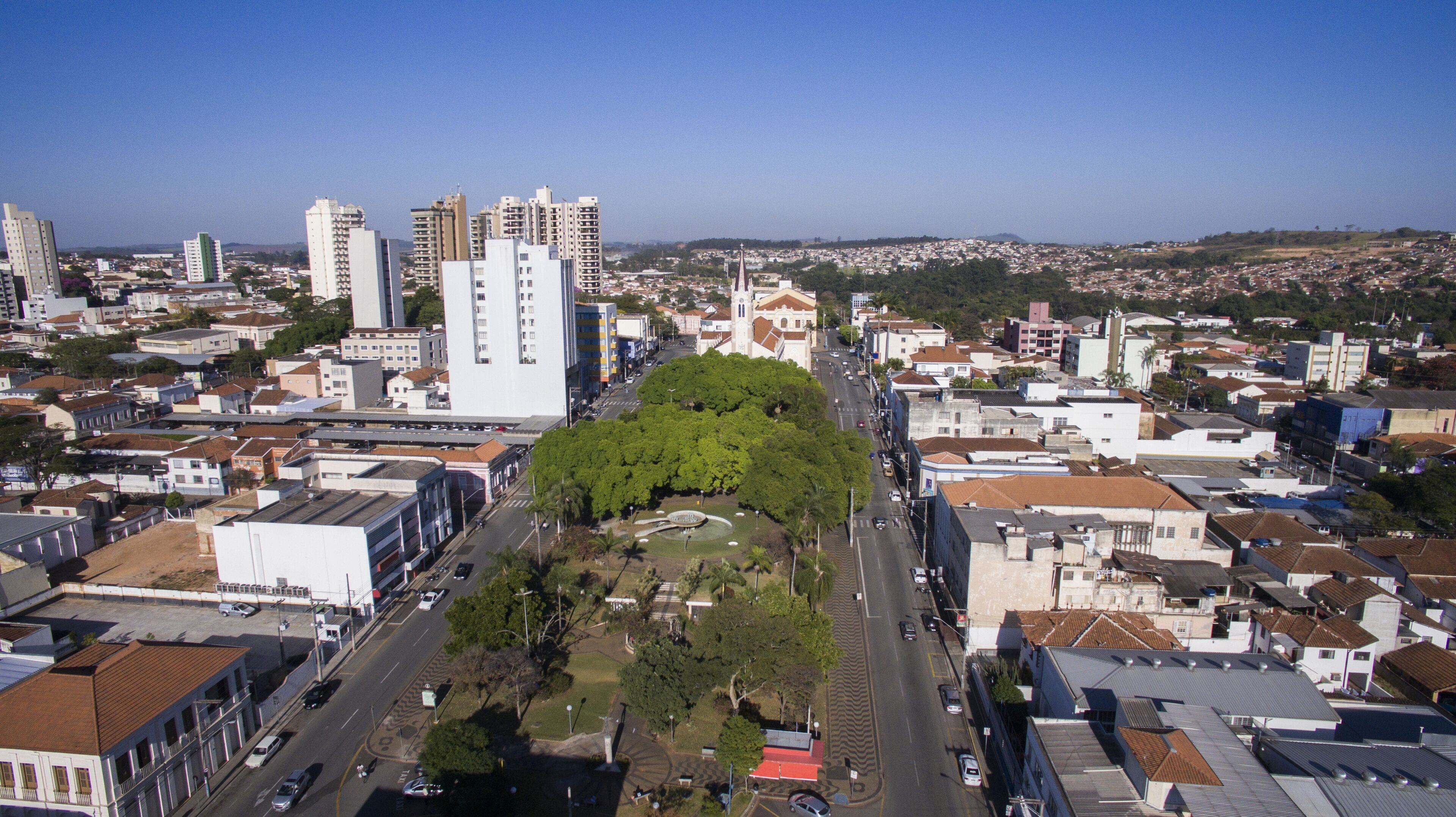 Vista panorâmica de São João da Boa Vista, SP, Brasil, mostrando o centro urbano com prédios e uma praça verde.