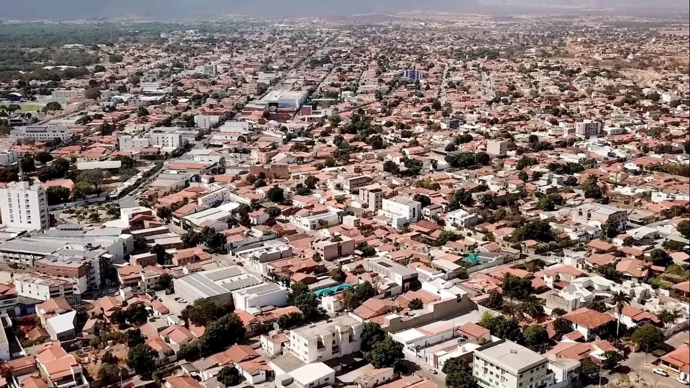 Paisagem urbana de Janaúba MG, com vista ampla da cidade