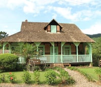 Casa colonial com jardins no interior de Dona Emma SC, simbolizando o município.