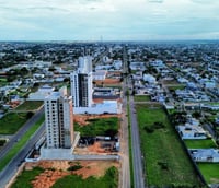 Vista aérea de Sorriso (MT), mostrando avenidas largas e áreas verdes, destacando o desenvolvimento urbano.