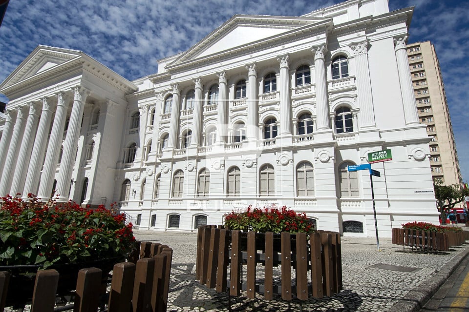 Fachada histórica da Universidade Federal do Paraná, na Praça Santos Andrade, em um dia claro