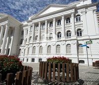 Fachada histórica da Universidade Federal do Paraná em um dia claro
