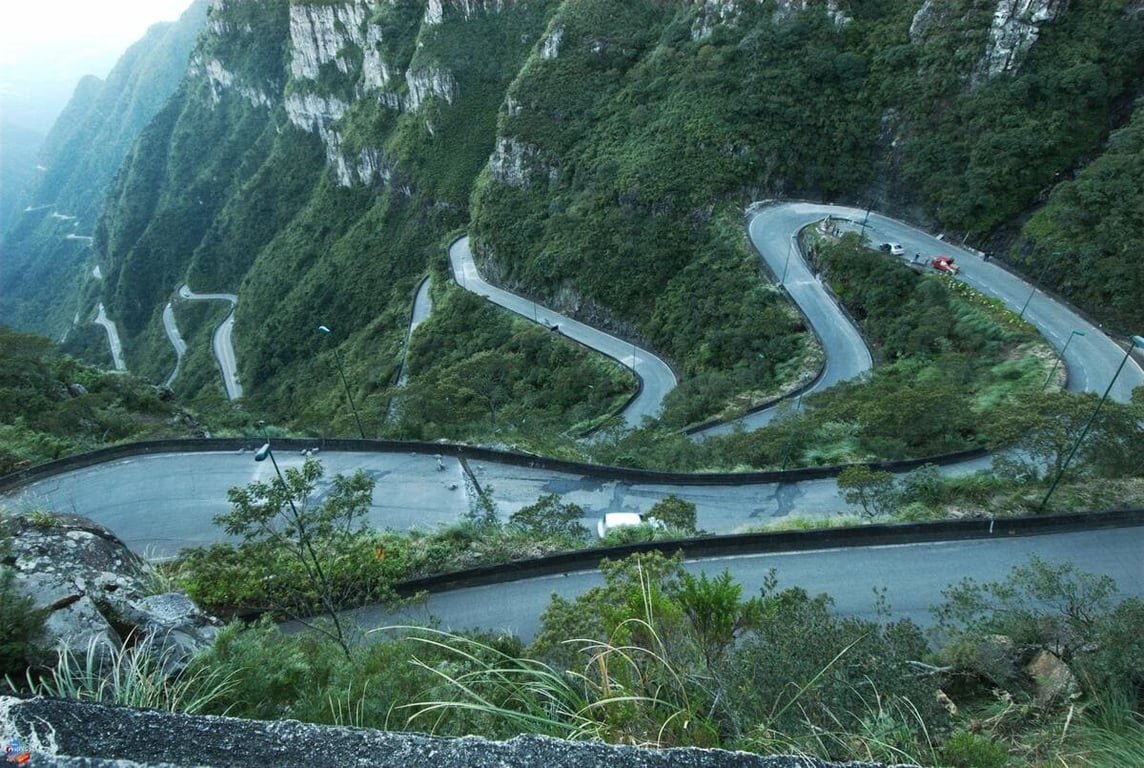 Paisagem montanhosa no sul de Santa Catarina, representando a região de Grão-Pará
