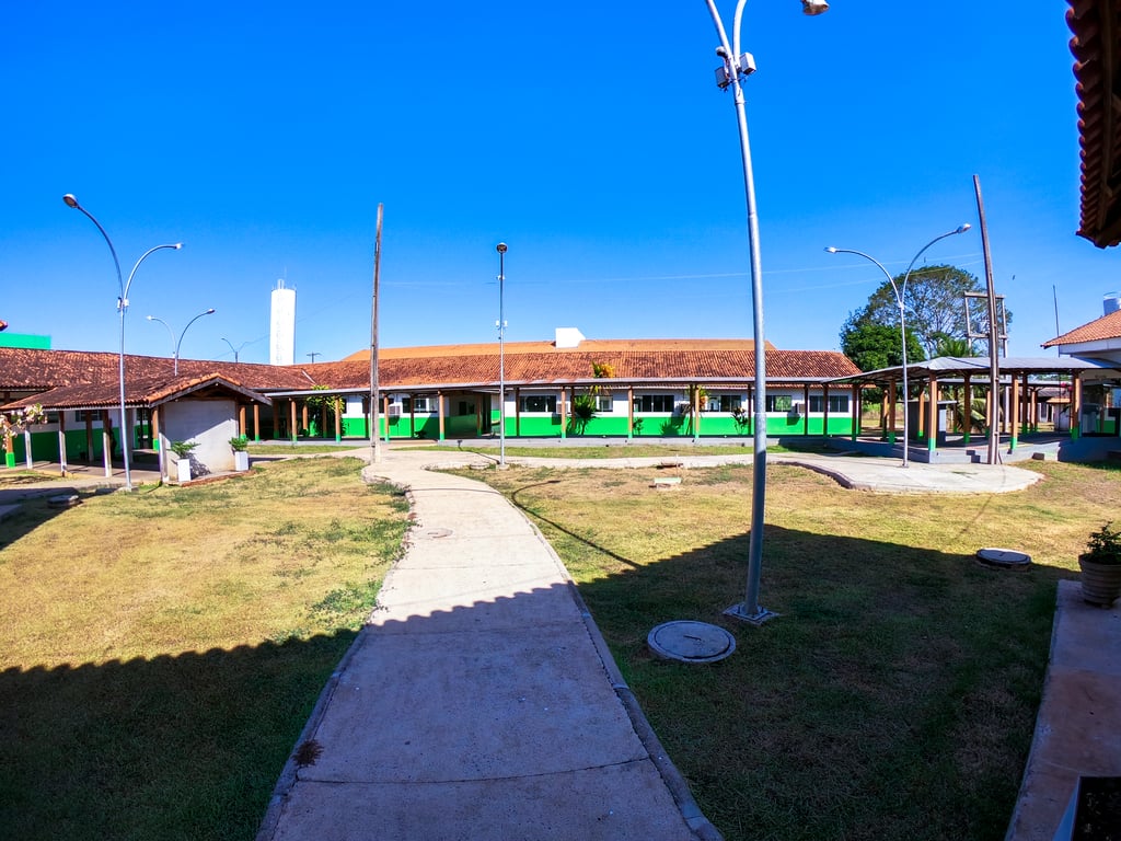 Estrutura moderna de um campus federal de educação, com prédios e área de convivência ao ar livre