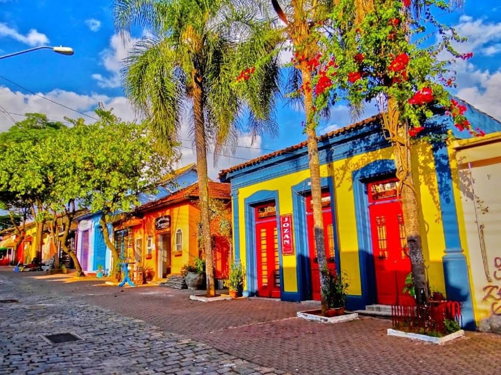 Centro histórico de Embu das Artes SP, com casario e feira de artesanato