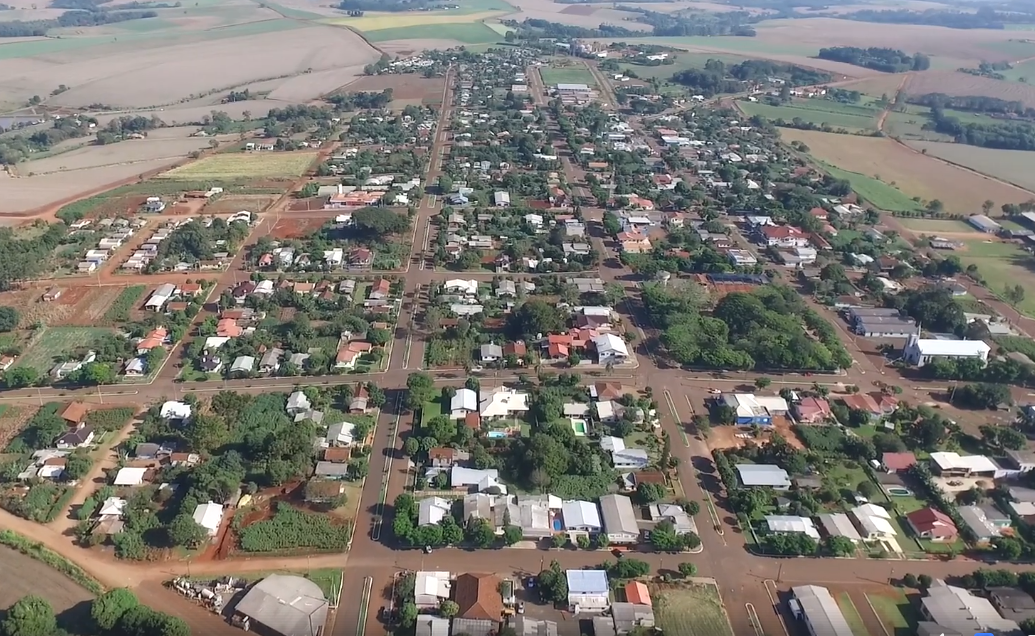 Vista aérea de cidade do interior do RS, com traçado urbano e áreas verdes