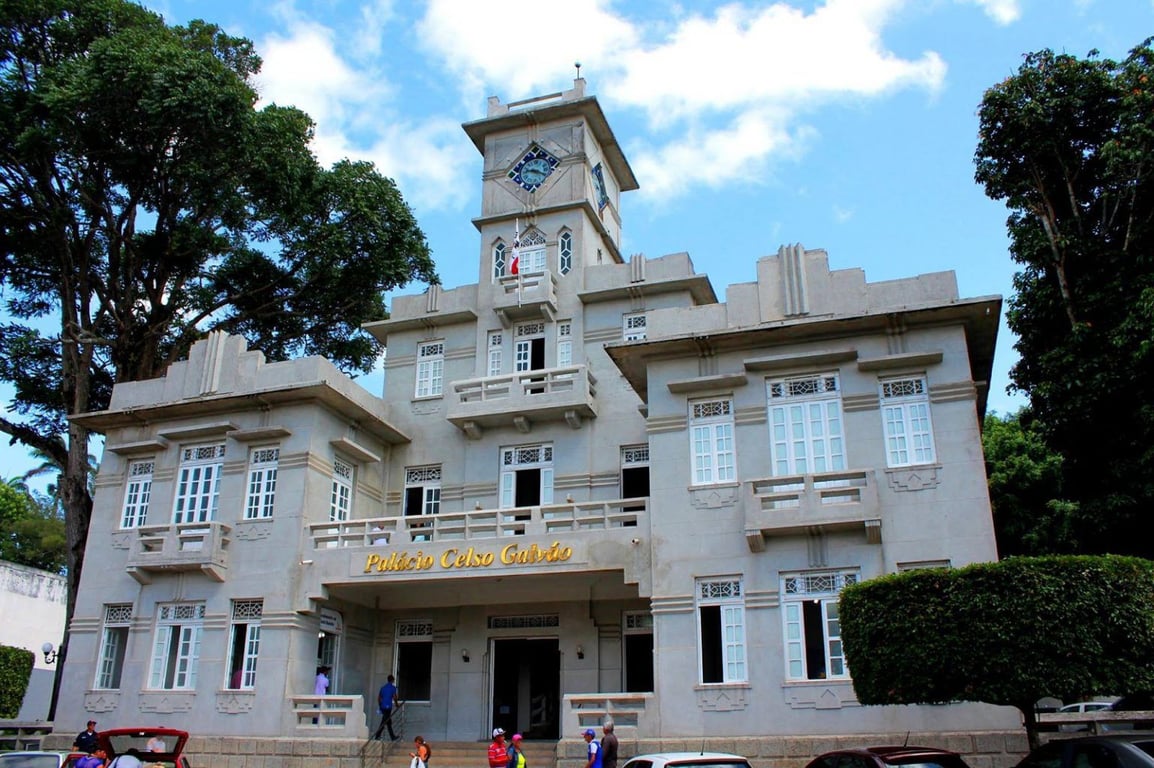 Centro urbano do Agreste pernambucano, com edifício público e vegetação ao redor