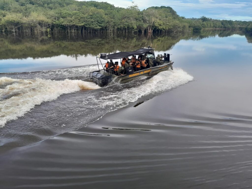Agentes em embarcação patrulhando unidade de conservação amazônica