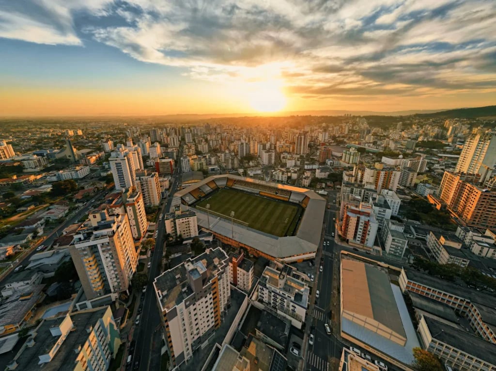Vista urbana de Criciúma ao entardecer