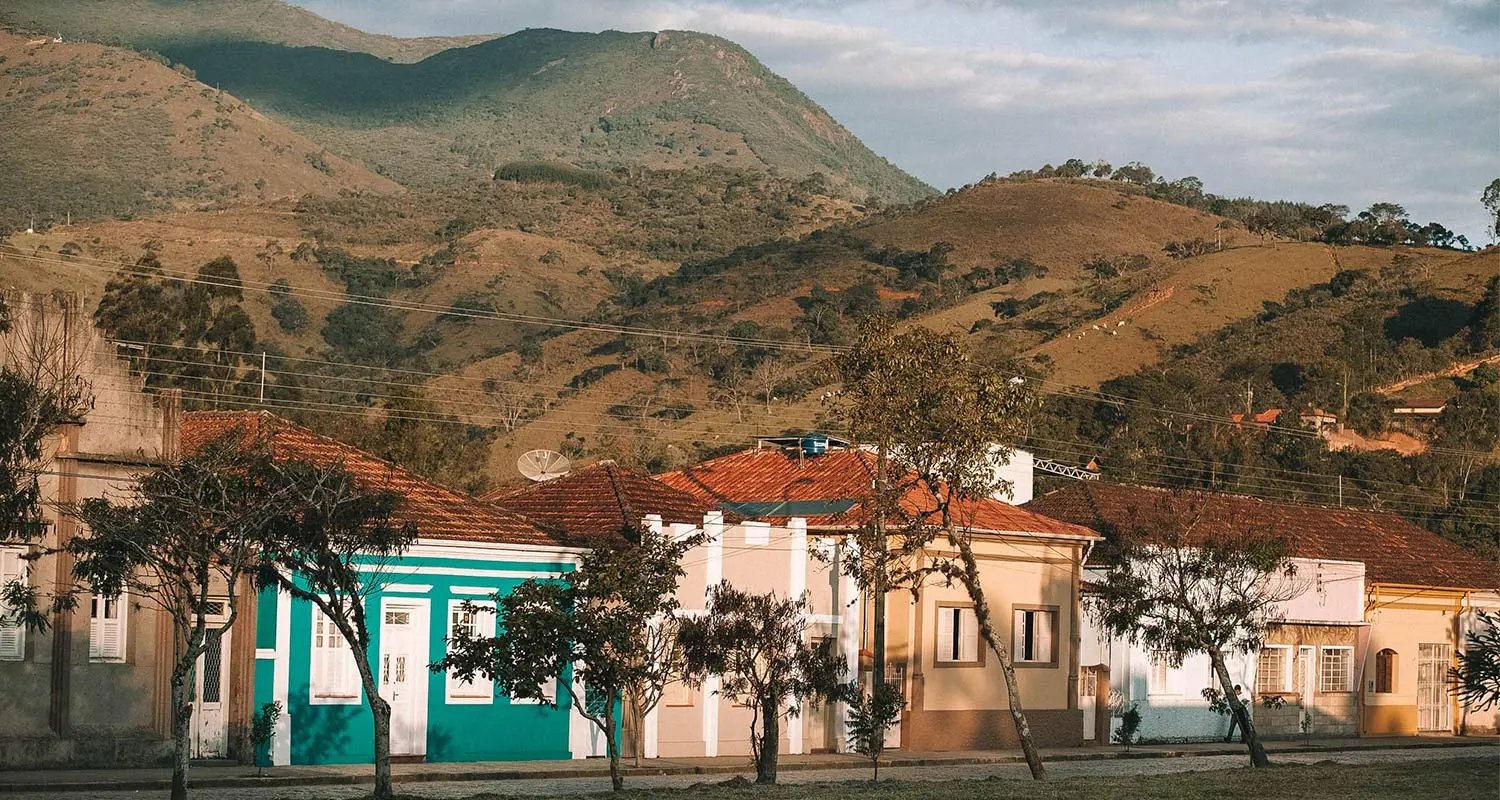 Vista de Córrego do Bom Jesus, na Serra da Mantiqueira, com morros ao fundo e casario colorido