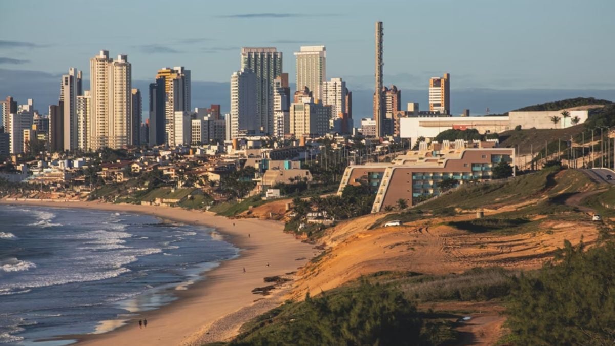 Vista panorâmica de Natal/RN, com litoral e skyline urbano ao fundo