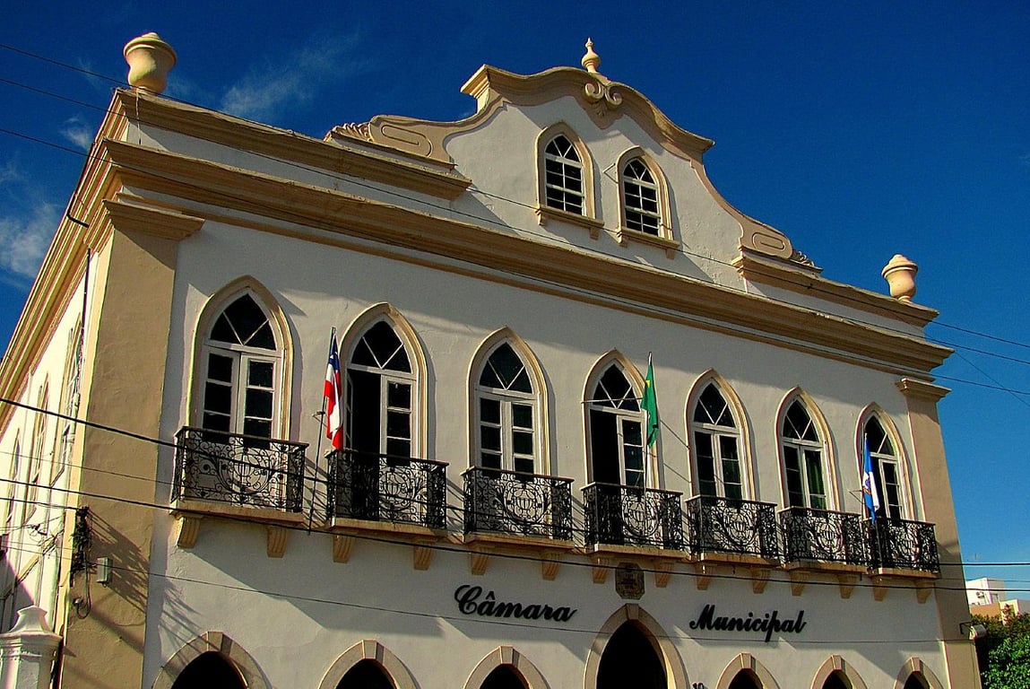 Fachada de câmara municipal no Sul do Brasil, com bandeiras hasteadas (imagem ilustrativa)