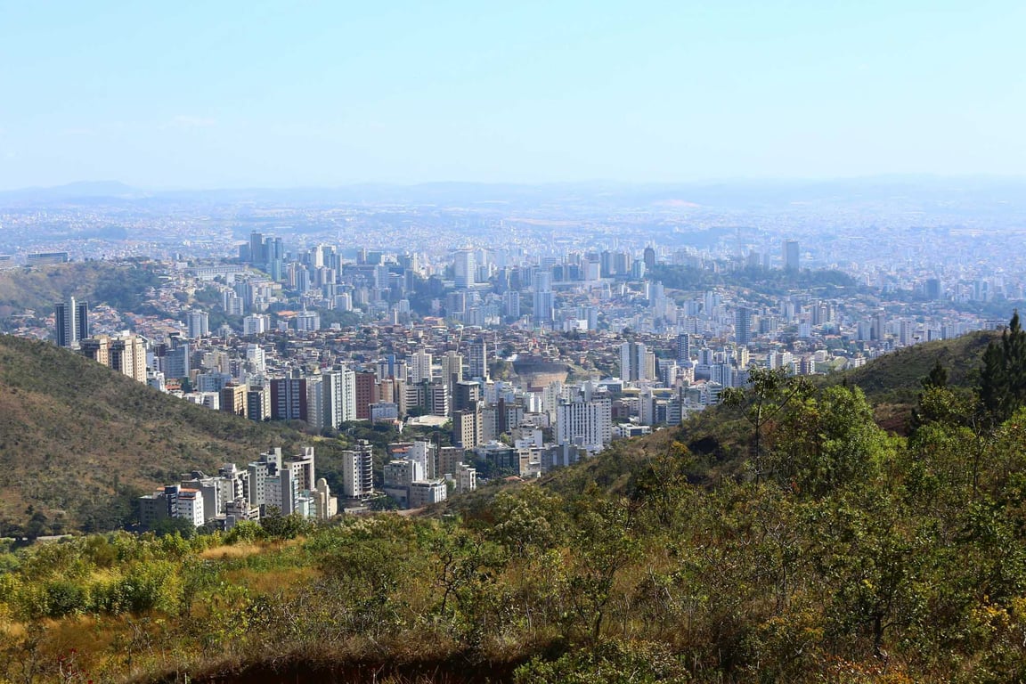 Skyline de Belo Horizonte com a Serra do Curral ao fundo