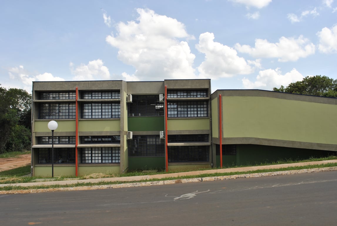 Campus da Unesp em Bauru SP, com prédios e áreas verdes ao fundo, em foto horizontal ampla