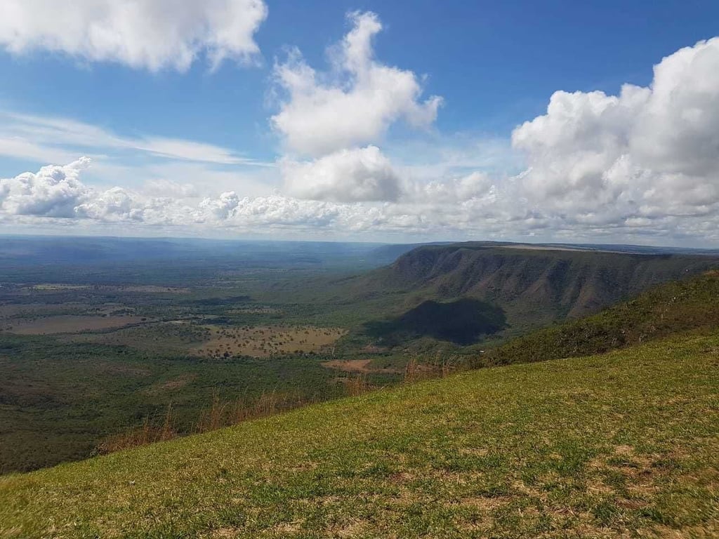 Paisagem rural no sudoeste de Goiás, com lavouras e pequeno povoado ao fundo ao entardecer