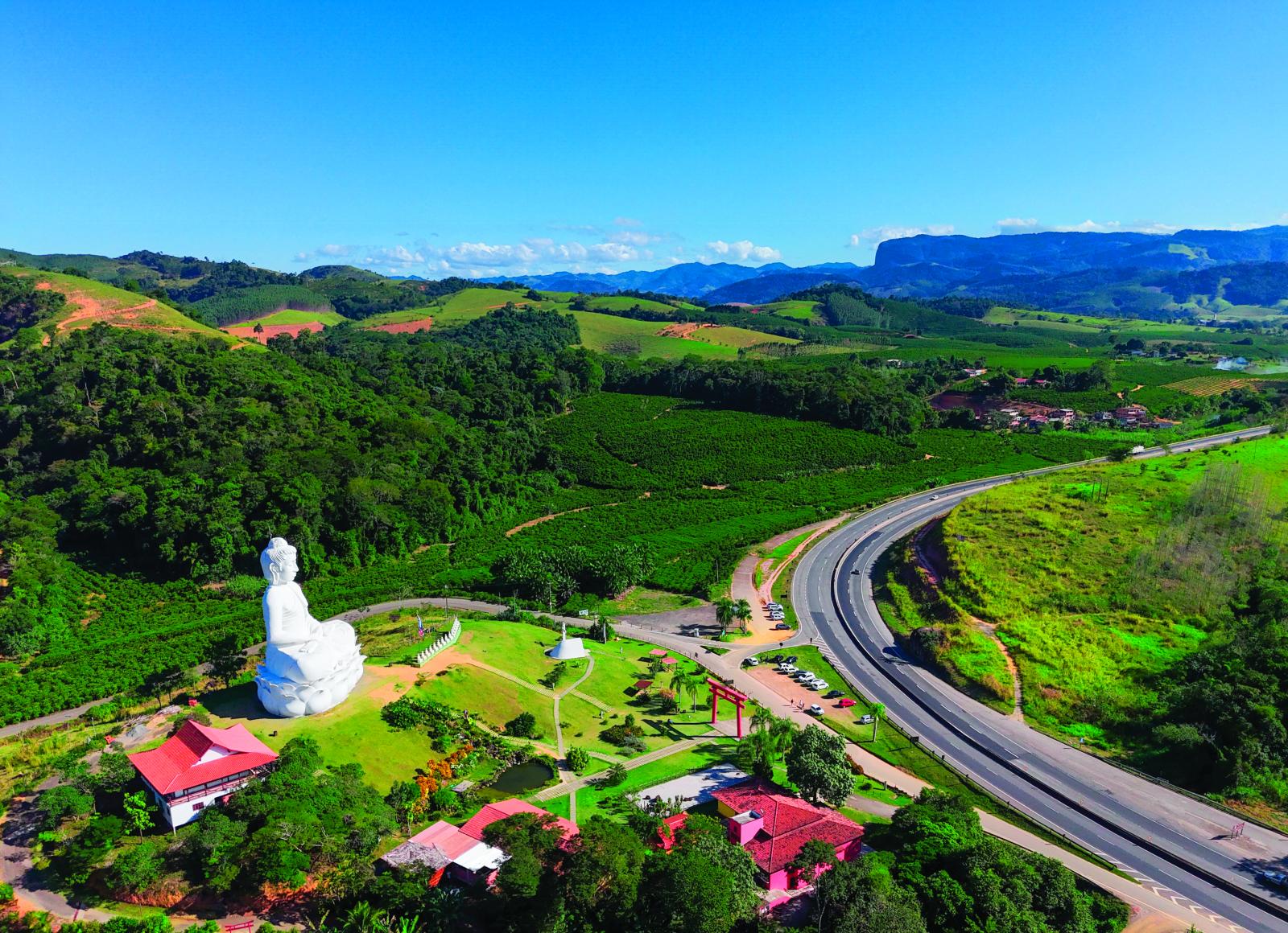 Vista aérea do Parque do Buda em Ibiraçu ES, com vegetação e estrada ao fundo