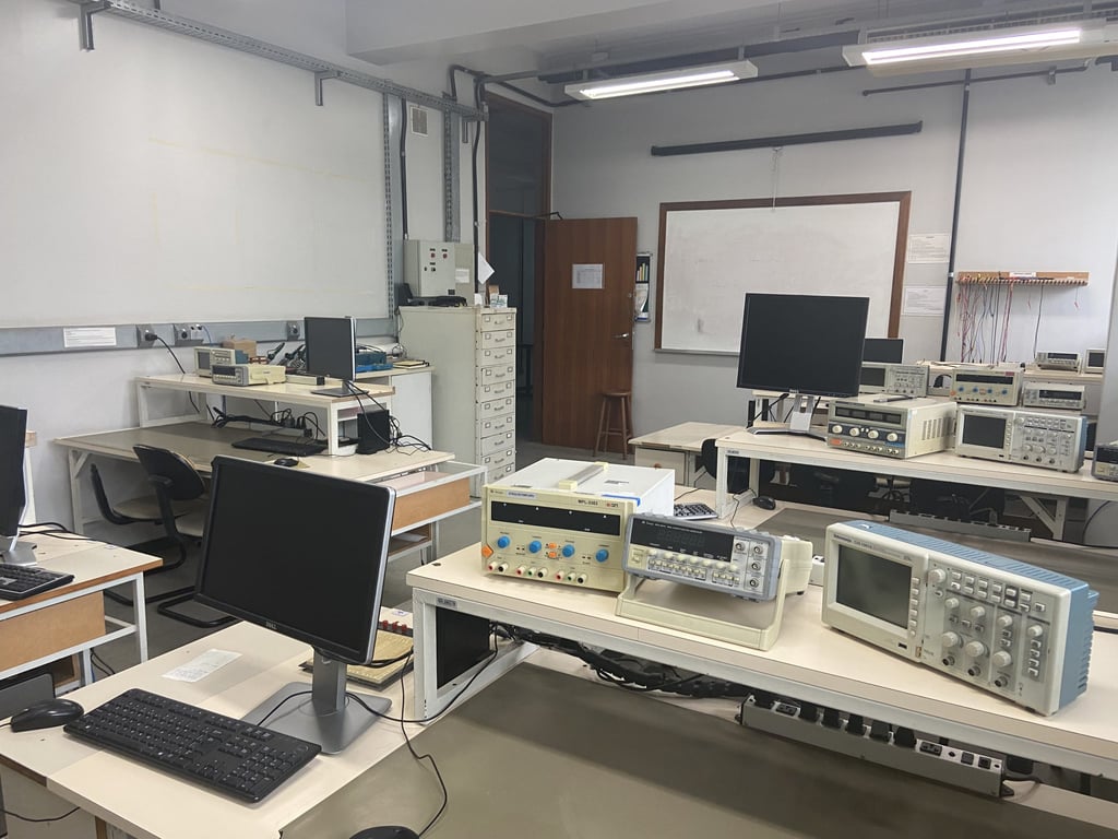 Laboratório de engenharia com painéis de controle e computadores