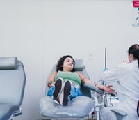 Profissional de saúde realiza coleta de doação de sangue em unidade de hemoterapia.