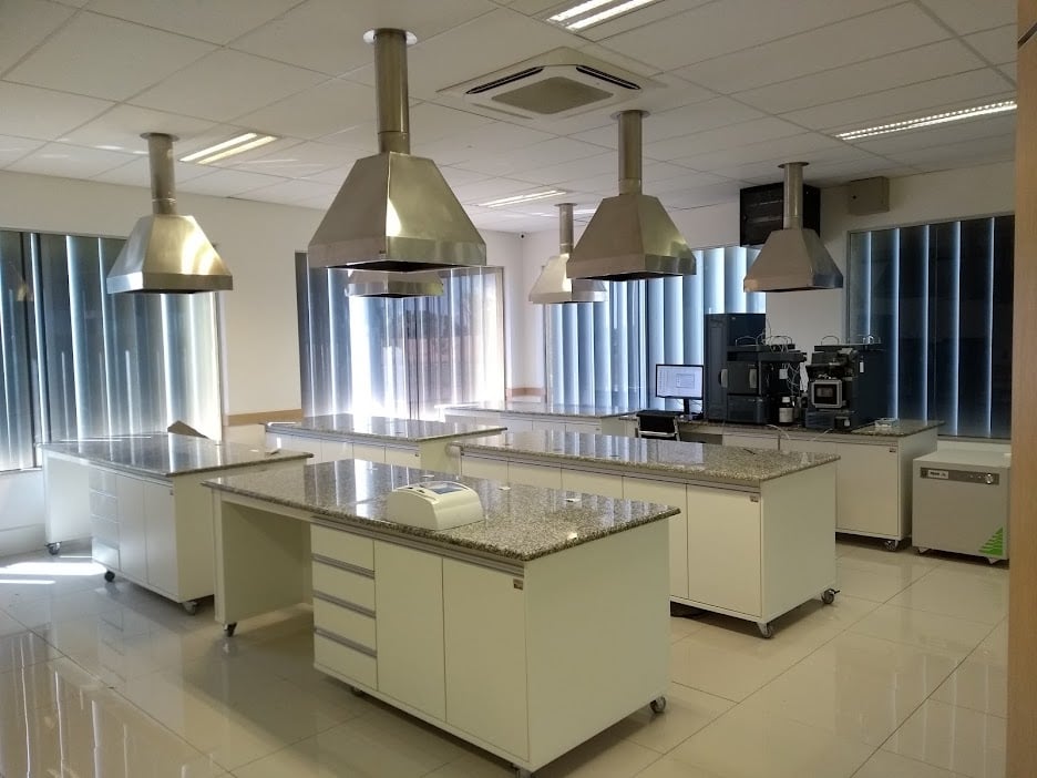 Interior de laboratório de química moderno, com bancadas e equipamentos