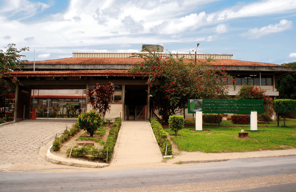Área externa do Instituto Federal do Amazonas (IFAM), com jardins e acesso principal
