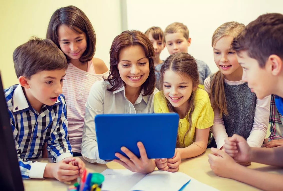 Sala de aula com professora e estudantes usando tablet