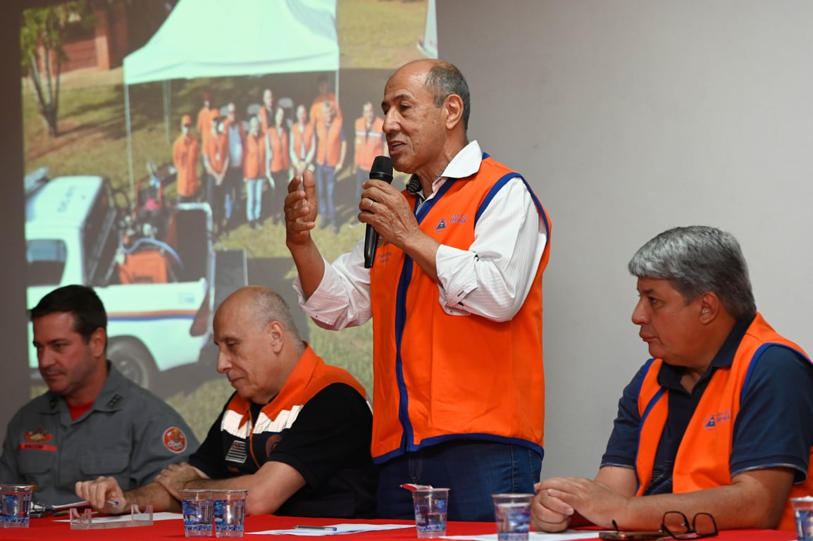 Profissionais do SUS em atividade de campo, dialogando e planejando ações