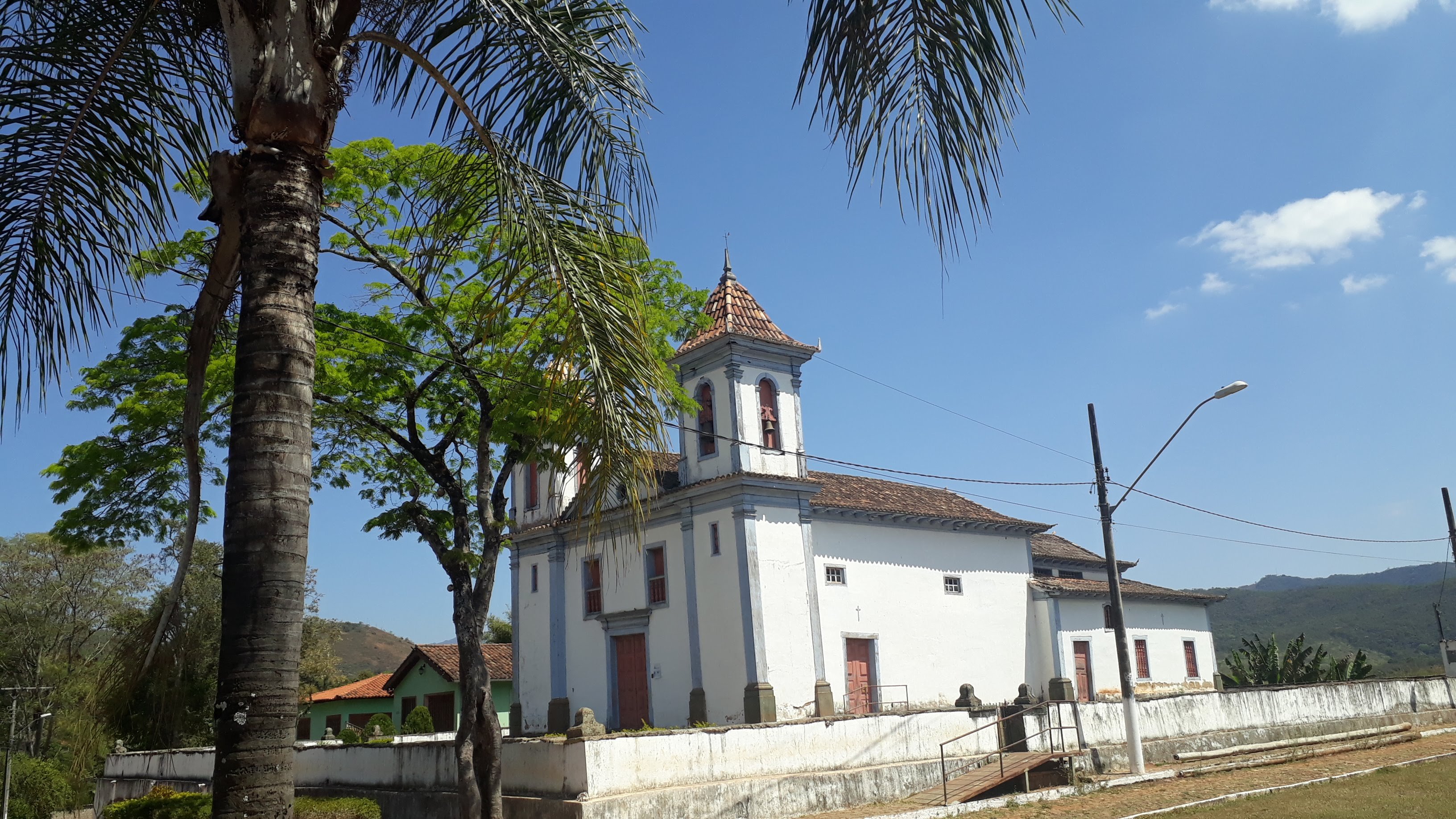 Praça arborizada e prédio público no interior paulista, fim de tarde