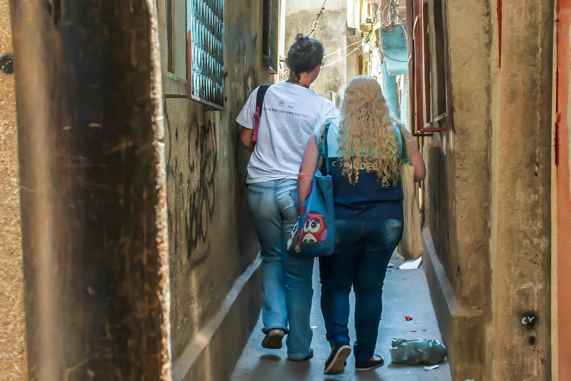 Profissionais de assistência social em campo
