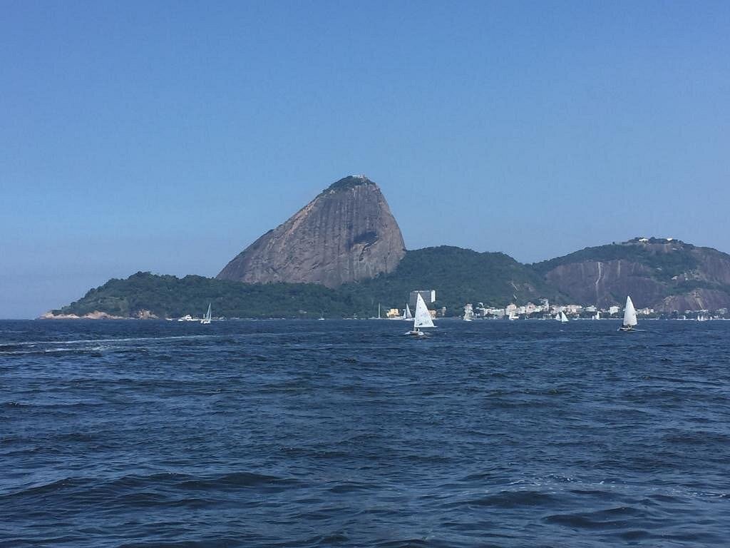 Baía de Guanabara ao entardecer com skyline do Centro do Rio