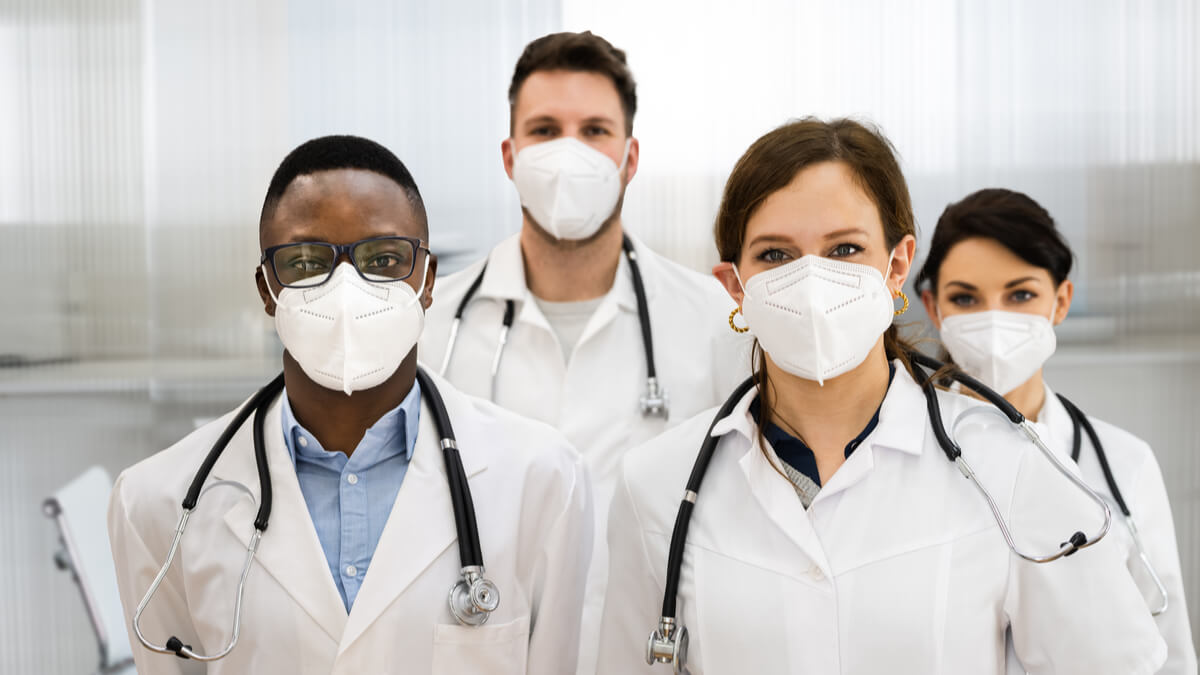 Profissionais da saúde em ambiente clínico, em tom documental e orientação horizontal, ilustrando cargos de saúde.